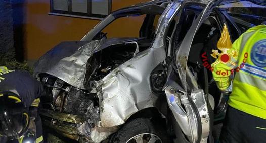 brindisi,-scontro-fra-tre-auto:-morti-due-ragazzi,-altri-quattro-feriti