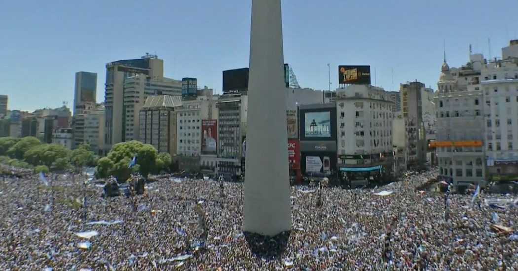 argentina,-buenos-aires-in-festa-per-il-ritorno-a-casa-della-nazionale-di-calcio:-migliaia-di-tifosi-sotto-l'obelisco.-la-diretta-della-cnn-–-il-fatto-quotidiano