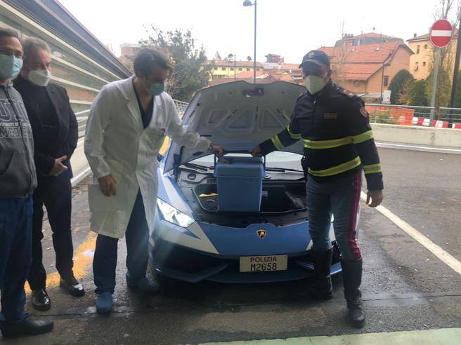 a-modena-e-roma-in-lamborghini-con-due-reni-da-trapiantare:-dalla-polizia-«il-regalo-di-natale-piu-bello»