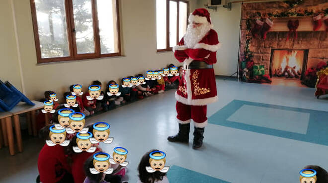 tanti-sorrisi-e-tanti-doni-portati-a-bambini-e-ragazzi-dal-“babbo-natale”-franco-trento-dell'associazione-“il-cielo-di-matteo”-–-atnews.it