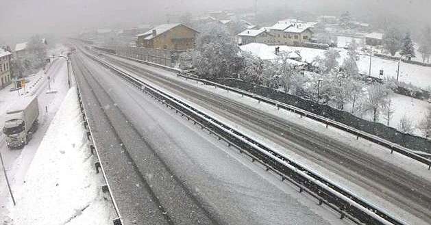 nevica-sul-trentino,-imbiancata-la-statale-della-valsugana