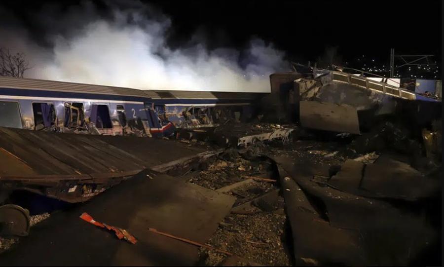 grecia,-scontro-fra-un-treno-merci-e-uno-passeggeri:-almeno-32-morti e-85 feriti