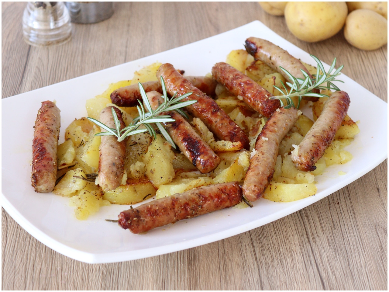 salsiccia-e-patate-al-forno