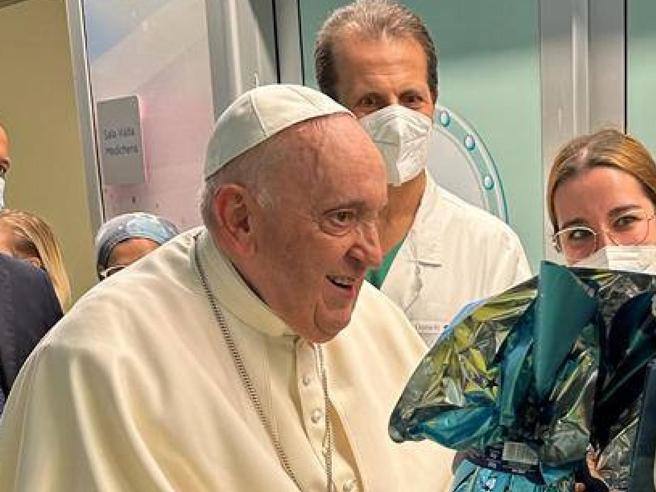 il-papa-lascia-il-gemelli-e-rientra-in-vaticano:-«non-ho-avuto-paura,-ammiro-chi-lavora-in-ospedale»