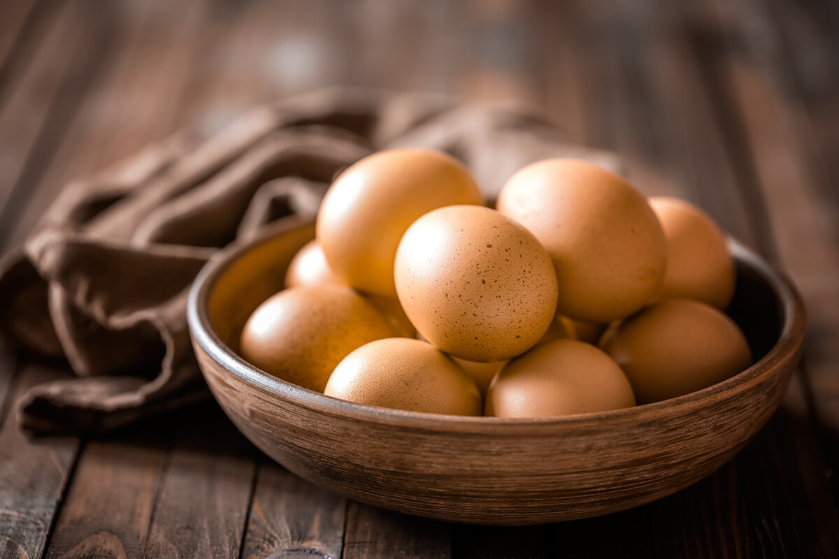 ricette-per-pasqua:-uovo-in-camicia-su-nido-di-agretti