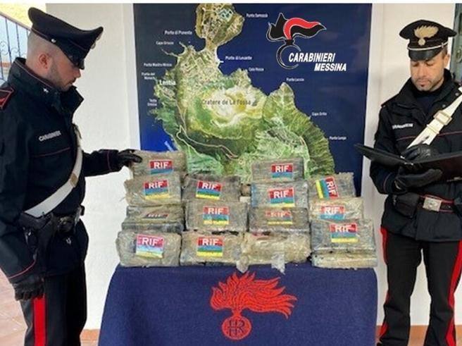 vulcano:-carabinieri-trovano-borsone-su-scogliera-con-42-chili-di-cocaina