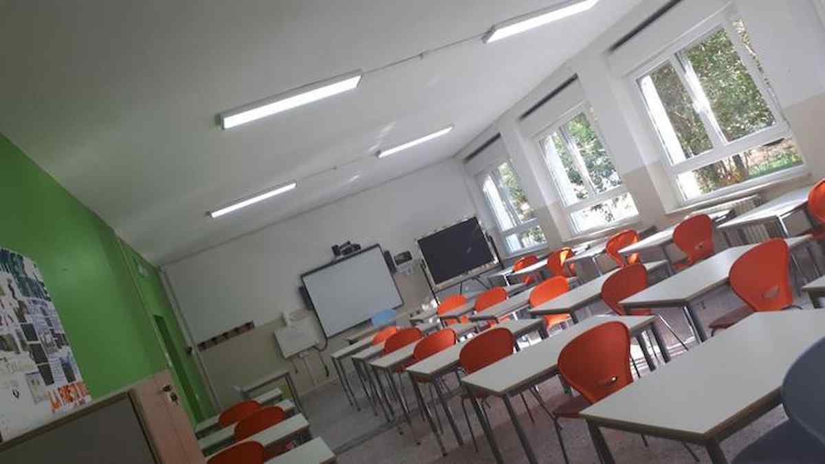 la-maestra-sospesa-per-un-ave-maria-e-il-rosario-in-classe