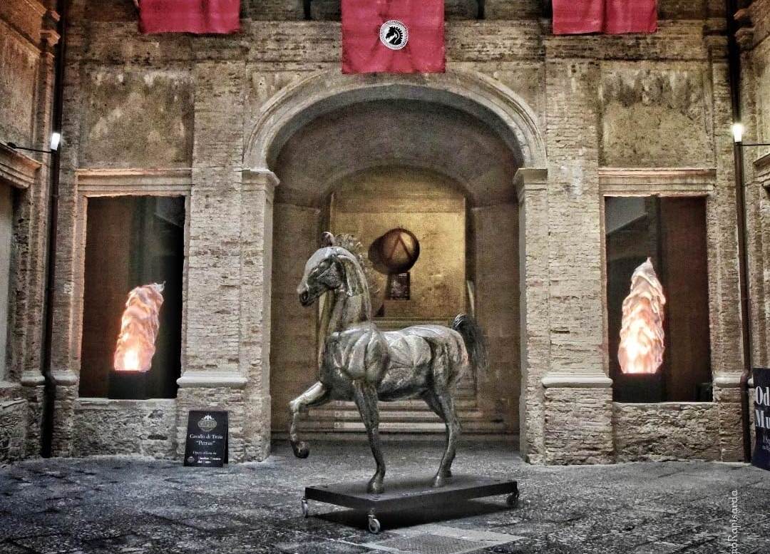 vibo-valentia:-visitatori-in-estasi-per-il-maestoso-cavallo-“petrus”-dell'odissea-museum