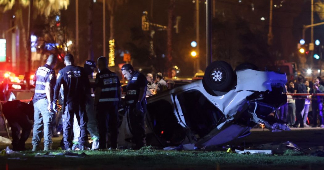 israele,-un’auto-piomba-sulla-folla-a-tel-aviv:-morto-un-turista-italiano-di-30-anni,-un-altro-e-tra-i-passanti-feriti.-ucciso-il-conducente-–-il-fatto-quotidiano